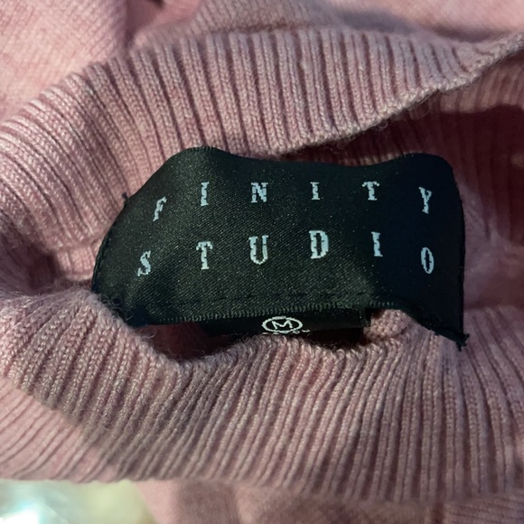 Turtleneck blush color medium sleeveless sweater - Picture 3 of 3